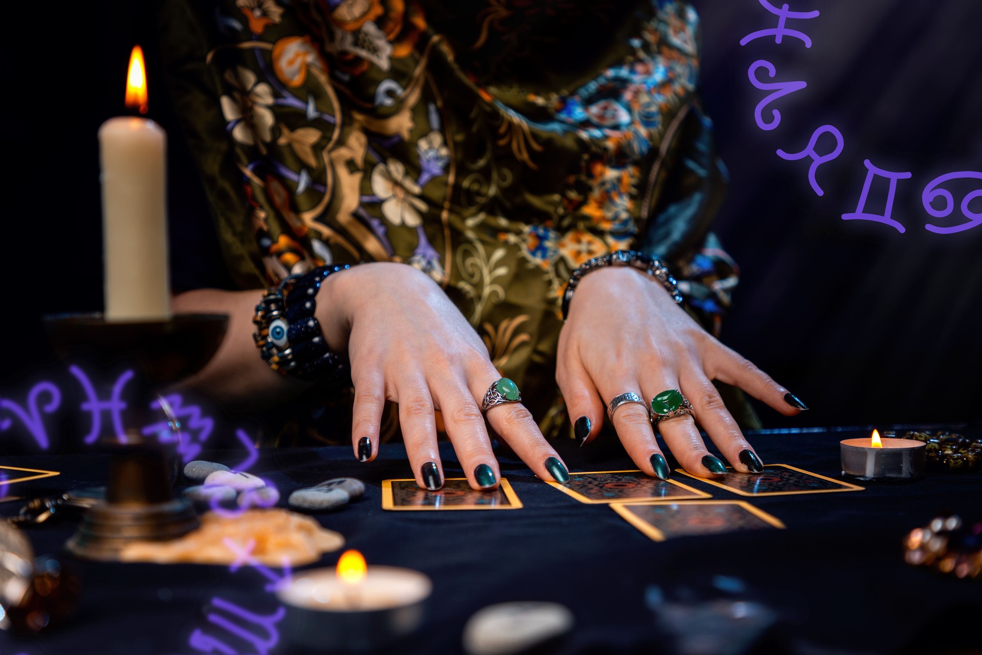 Cartomancie. Une diseuse de bonne aventure lit des cartes de tarot. Sur la table se trouvent des bougies. Les mains se ferment. Les cercles du zodiaque sont situés dans les coins de l’image. Le concept de divination, d’astrologie et d’ésotérisme